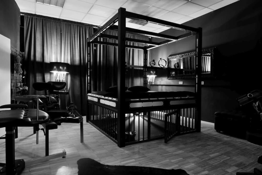 Fetischhaus Sm Apartment/Ferienwohnung Висбаден Экстерьер фото